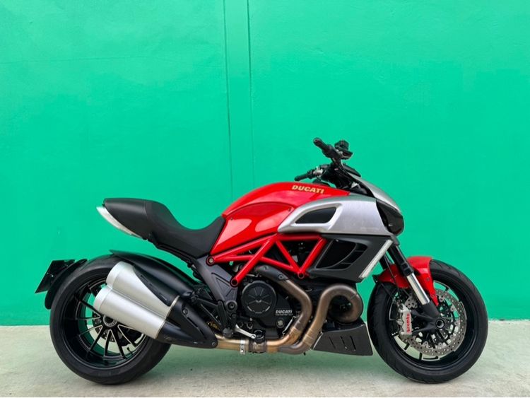Ducati Diavel  Red  with white Corse 2011 วิ่งแค่4,000 โล