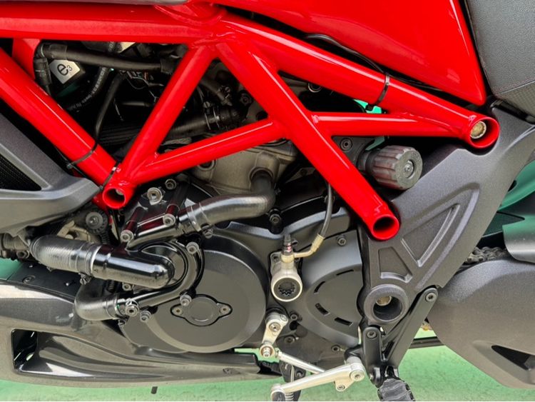 Ducati Diavel  Red  with white Corse 2011 วิ่งแค่4,000 โล รูปที่ 17