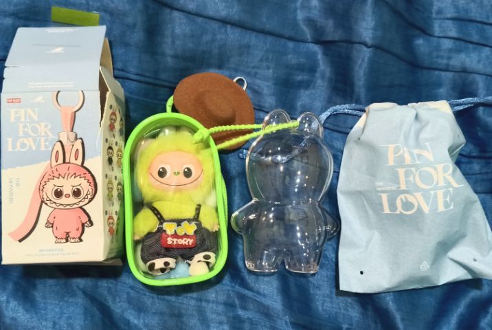 Labubu v4 สนใจสะกิดมาได้นะค้าบ มีชุด มีกระเป๋า เคส แถมให้ครับ อุปกรณ์ การ์ด กล่อง ซอง ครบ 340รวมส่งฟรี ใหม่มากๆๆๆๆ