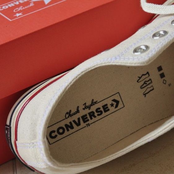 ขาย Converse Chuck 70's ของแท้ออก Shop  เบอร์ 8 สีครีม ยังไม่ผ่านการใช้งาน ตำหนิจุดเดียวคือเขียนชื่อไว้ใต้ลิ้นรองเท้า รูปที่ 7