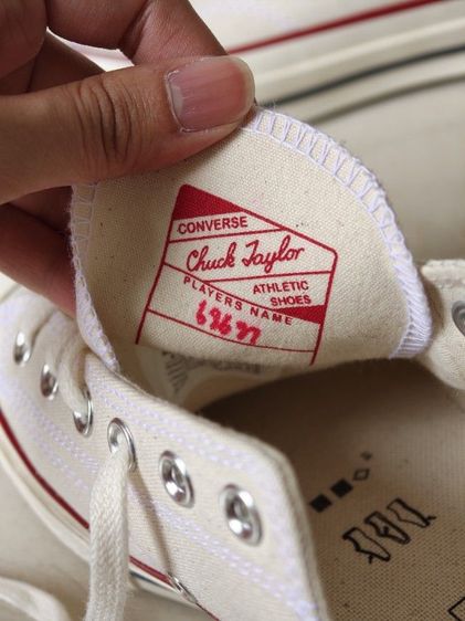 ขาย Converse Chuck 70's ของแท้ออก Shop  เบอร์ 8 สีครีม ยังไม่ผ่านการใช้งาน ตำหนิจุดเดียวคือเขียนชื่อไว้ใต้ลิ้นรองเท้า รูปที่ 6