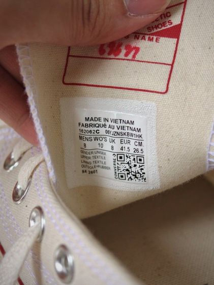 ขาย Converse Chuck 70's ของแท้ออก Shop  เบอร์ 8 สีครีม ยังไม่ผ่านการใช้งาน ตำหนิจุดเดียวคือเขียนชื่อไว้ใต้ลิ้นรองเท้า รูปที่ 5