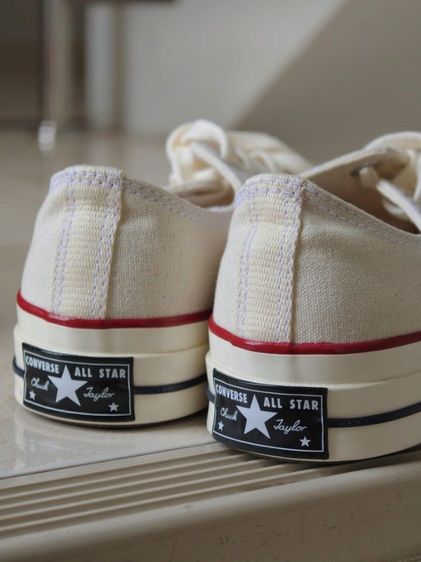 ขาย Converse Chuck 70's ของแท้ออก Shop  เบอร์ 8 สีครีม ยังไม่ผ่านการใช้งาน ตำหนิจุดเดียวคือเขียนชื่อไว้ใต้ลิ้นรองเท้า รูปที่ 3