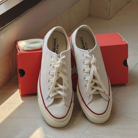 ขาย Converse Chuck 70's ของแท้ออก Shop  เบอร์ 8 สีครีม ยังไม่ผ่านการใช้งาน ตำหนิจุดเดียวคือเขียนชื่อไว้ใต้ลิ้นรองเท้า รูปที่ 9
