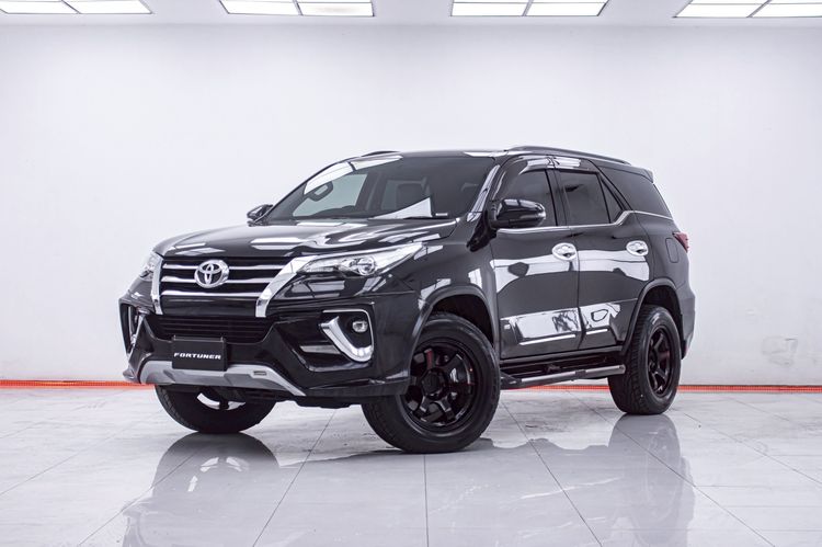 รถ Toyota Fortuner 2.4 V สี ดำ