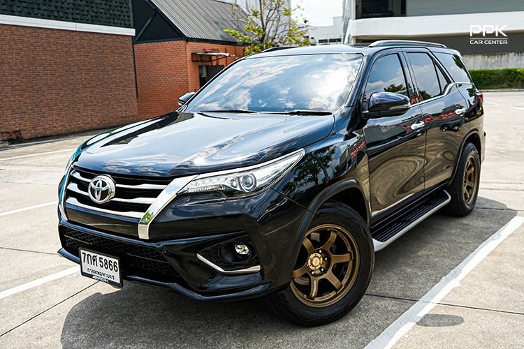 รถ Toyota Fortuner 2.8 TRD Sportivo สี ดำ