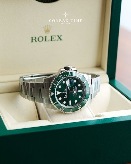 Rolex Submariner 116610LV 'Hulk  Green Dial Oyster Steel 2018 40mm. Fullset 