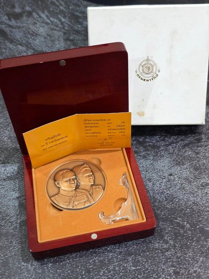 เหรียญที่ระลึกครบ 60 ปี ราชาภิเษกสมรส รัชกาลที่9 พ.ศ.2553 "เนื้อทองแดงรมดำ ขนาด 7 เซน อุปกรณ์ครบ รูปที่ 3