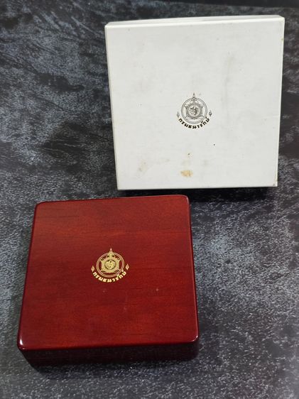 เหรียญที่ระลึกครบ 60 ปี ราชาภิเษกสมรส รัชกาลที่9 พ.ศ.2553 "เนื้อทองแดงรมดำ ขนาด 7 เซน อุปกรณ์ครบ รูปที่ 8