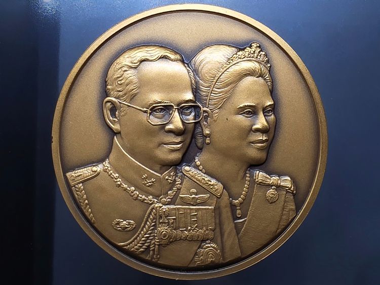 เหรียญที่ระลึกครบ 60 ปี ราชาภิเษกสมรส รัชกาลที่9 พ.ศ.2553 "เนื้อทองแดงรมดำ ขนาด 7 เซน อุปกรณ์ครบ รูปที่ 4