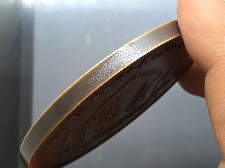 เหรียญที่ระลึกครบ 60 ปี ราชาภิเษกสมรส รัชกาลที่9 พ.ศ.2553 "เนื้อทองแดงรมดำ ขนาด 7 เซน อุปกรณ์ครบ รูปที่ 6