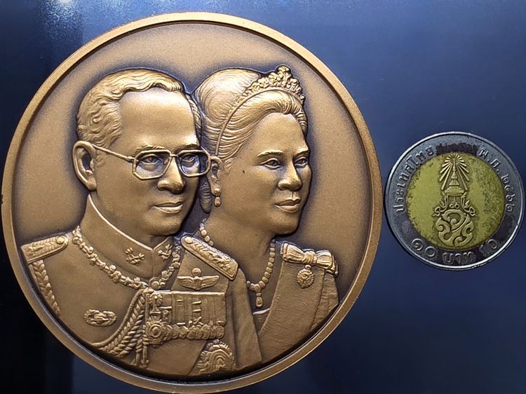 เหรียญที่ระลึกครบ 60 ปี ราชาภิเษกสมรส รัชกาลที่9 พ.ศ.2553 "เนื้อทองแดงรมดำ ขนาด 7 เซน อุปกรณ์ครบ รูปที่ 7