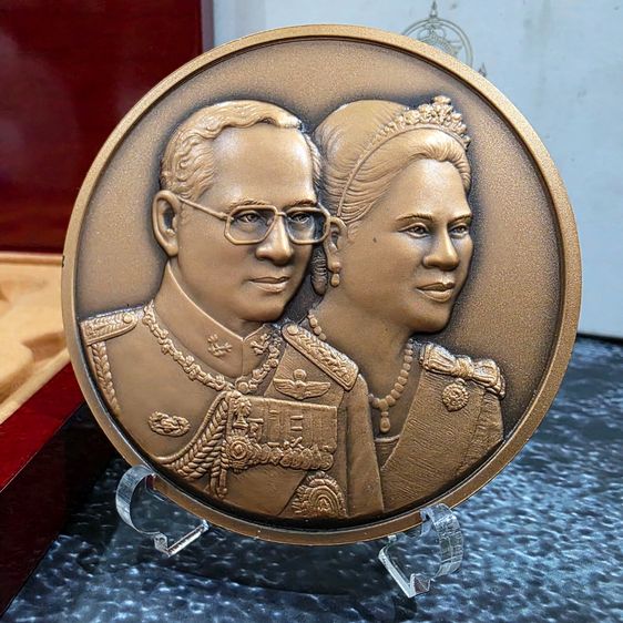 เหรียญไทย เหรียญที่ระลึกครบ 60 ปี ราชาภิเษกสมรส รัชกาลที่9 พ.ศ.2553 "เนื้อทองแดงรมดำ ขนาด 7 เซน อุปกรณ์ครบ