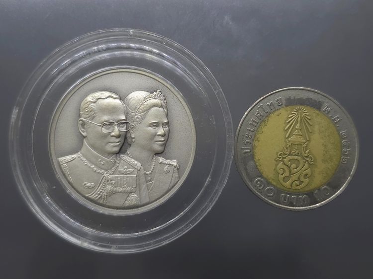 เหรียญเงินรมดำ ที่ระลึก 60 ปี พระบรมราชาภิเษกสมรส พ.ศ.2553 พร้อมกล่องไม้ และใบเซอร์ รูปที่ 6