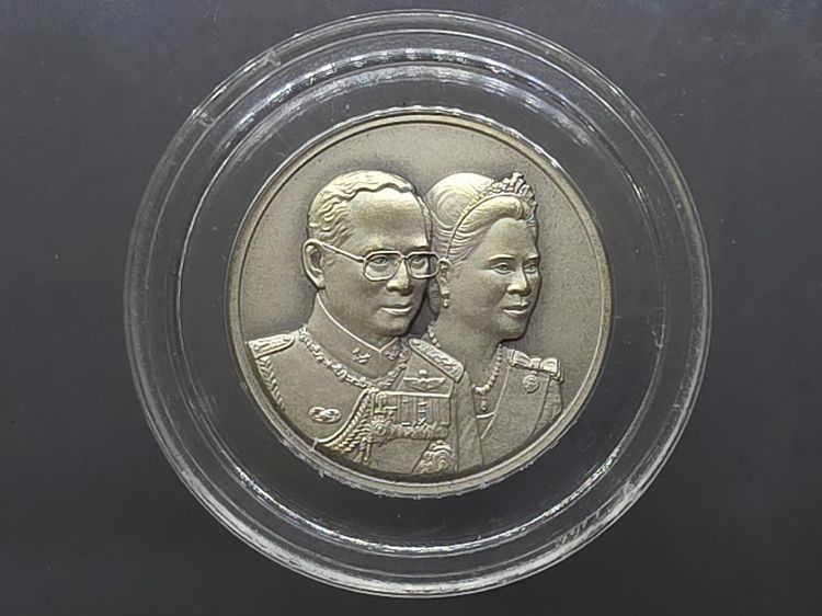 เหรียญเงินรมดำ ที่ระลึก 60 ปี พระบรมราชาภิเษกสมรส พ.ศ.2553 พร้อมกล่องไม้ และใบเซอร์ รูปที่ 2
