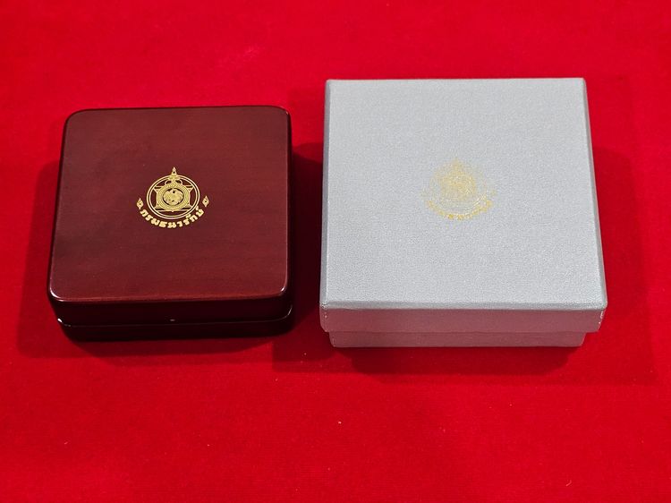 เหรียญเงินรมดำ ที่ระลึก 60 ปี พระบรมราชาภิเษกสมรส พ.ศ.2553 พร้อมกล่องไม้ และใบเซอร์ รูปที่ 8