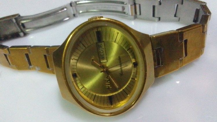 ทอง Mido Commander 
Vintage 1980s 
Automatic ( women )

- เครื่องเดินปกติ ใช้งานได้จริง
- วินเทจแท้ Swiss Made
- ใส่ใช้งานได้ทุกวัน

