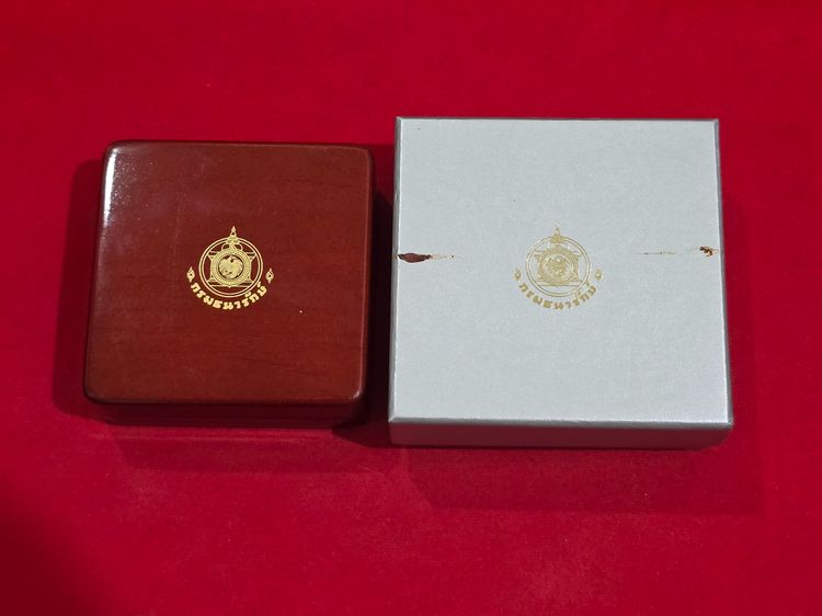 เหรียญเงินรมดำ ที่ระลึกครบ 60 ปี พระบรมราชาภิเษก พ.ศ.2553 พร้อมกล่องไม้และใบเซอร์ รูปที่ 8
