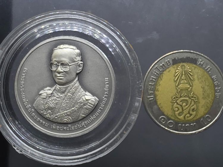 เหรียญเงินรมดำ ที่ระลึกครบ 60 ปี พระบรมราชาภิเษก พ.ศ.2553 พร้อมกล่องไม้และใบเซอร์ รูปที่ 6