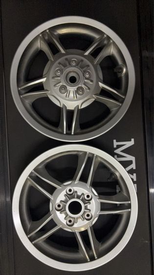 ล้อเดิมสีเงิน Vespa Primavera MY24