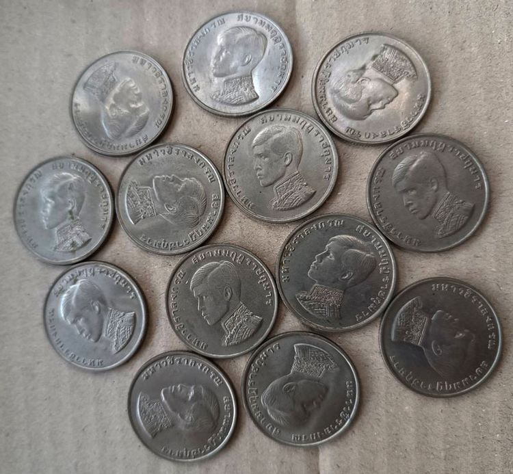 พร้อมกัน 12 เหรียญ เหรียญกษาปณ์ที่ระลึก 1 บาท พระราชพิธีสถาปนาเจ้าฟ้ามหาวชิราลงกรณ เป็นสยามมกุฎราชกุมาร ปี 2515