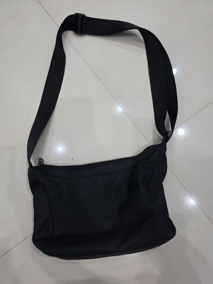 กระเป๋า สะพาย ยี่ห้อ PUMA เดิมๆ ของแท้ หายาก เนื้อผ้าหนา สวย มีกระเป๋าหลายช่อง อย่างดี ไม่ค่อยใช้ วินเทจ หายาก รุ่นใหม่ ของแท้ พร้อมส่ง  รูปที่ 4