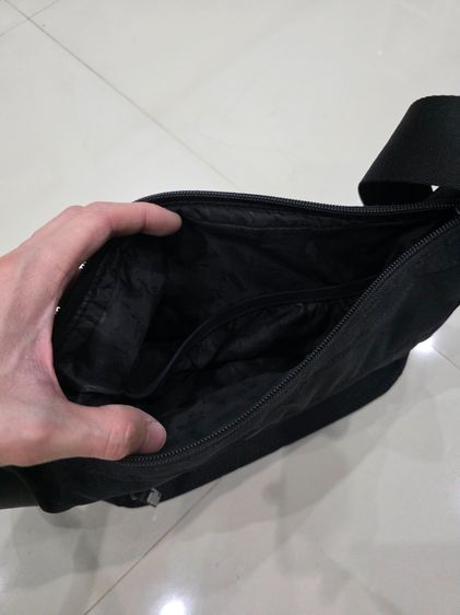 กระเป๋า สะพาย ยี่ห้อ PUMA เดิมๆ ของแท้ หายาก เนื้อผ้าหนา สวย มีกระเป๋าหลายช่อง อย่างดี ไม่ค่อยใช้ วินเทจ หายาก รุ่นใหม่ ของแท้ พร้อมส่ง  รูปที่ 3