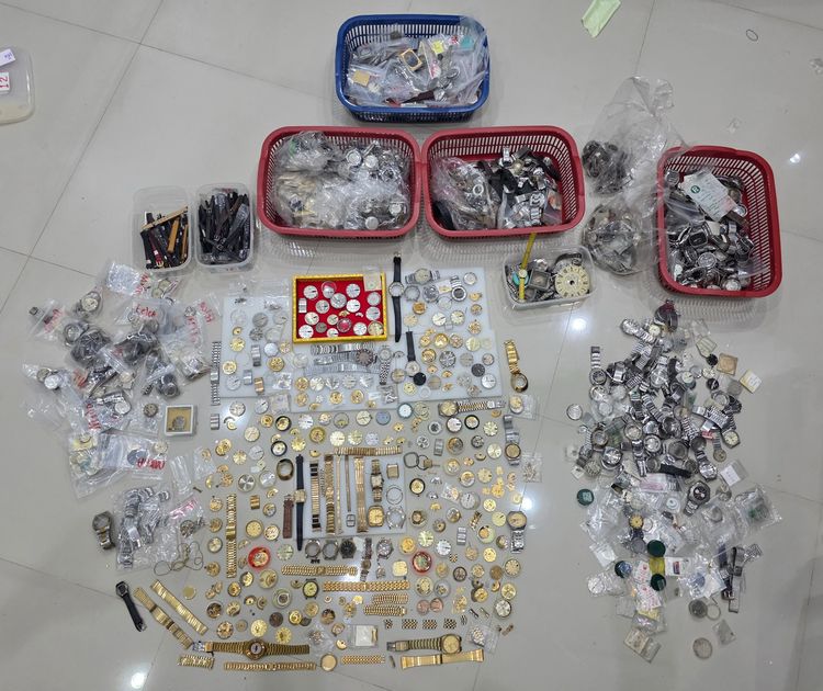 อะไหล่นาฬิกา ขายเหมาๆ ของ เก่าเก็บ หายาก ต้องการขายเหมาๆ ทั้งหมด ยก ยี่ห้อ ดีๆ ทั้งนั้น OMEGA -ROLEX -LONGINES -MIDO และอื่นๆ อีกหลายยี่ห้อ 