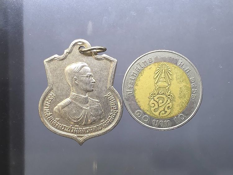 เหรียญอนุสรณ์มหาราชสามรอบ ร9 เนื้ออัลปาก้า โคท สว ซ้าย ปี2506 ไม่ผ่านใช้ รูปที่ 6