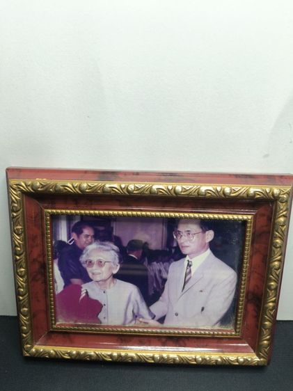 กระเป๋ากล้อง ภาพถ่ายประวัติศาสตร์ ร.9 เสด็จคู่สมเด็จย่า กรอบลายกนกทอง ของสะสมหายากสภาพสวย