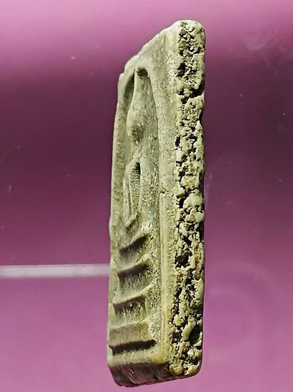 พระสมเด็จวัดระฆัง สร้างฝากกรุวัดบางขุนพรหม สภาพสวยสมบูรณ์ องค์นี้ชาวบ้านในสมัยก่อนใช้เชือกเอ็นผูกกับดินเหนียวตกขึ้นมาได้ เป็นพระกรุเก่า  รูปที่ 5