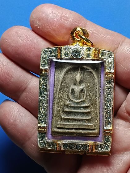 พระสมเด็จวัดระฆัง สร้างฝากกรุวัดบางขุนพรหม สภาพสวยสมบูรณ์ องค์นี้ชาวบ้านในสมัยก่อนใช้เชือกเอ็นผูกกับดินเหนียวตกขึ้นมาได้ เป็นพระกรุเก่า  รูปที่ 9