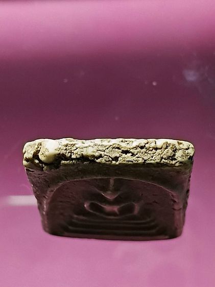 พระสมเด็จวัดระฆัง สร้างฝากกรุวัดบางขุนพรหม สภาพสวยสมบูรณ์ องค์นี้ชาวบ้านในสมัยก่อนใช้เชือกเอ็นผูกกับดินเหนียวตกขึ้นมาได้ เป็นพระกรุเก่า  รูปที่ 8