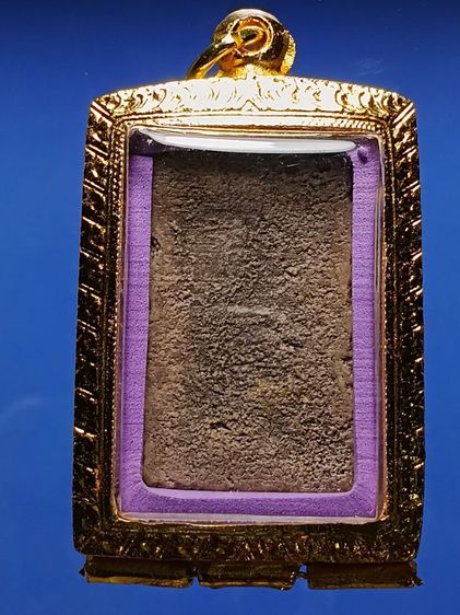 พระสมเด็จวัดระฆัง สร้างฝากกรุวัดบางขุนพรหม สภาพสวยสมบูรณ์ องค์นี้ชาวบ้านในสมัยก่อนใช้เชือกเอ็นผูกกับดินเหนียวตกขึ้นมาได้ เป็นพระกรุเก่า  รูปที่ 2