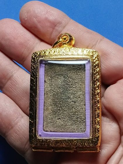 พระสมเด็จวัดระฆัง สร้างฝากกรุวัดบางขุนพรหม สภาพสวยสมบูรณ์ องค์นี้ชาวบ้านในสมัยก่อนใช้เชือกเอ็นผูกกับดินเหนียวตกขึ้นมาได้ เป็นพระกรุเก่า  รูปที่ 10