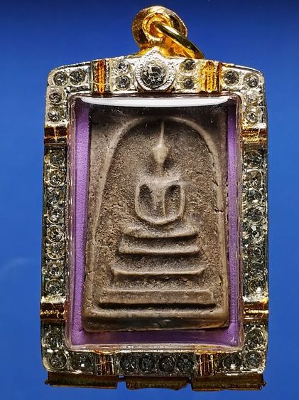 พระสมเด็จวัดระฆัง สร้างฝากกรุวัดบางขุนพรหม สภาพสวยสมบูรณ์ องค์นี้ชาวบ้านในสมัยก่อนใช้เชือกเอ็นผูกกับดินเหนียวตกขึ้นมาได้ เป็นพระกรุเก่า 