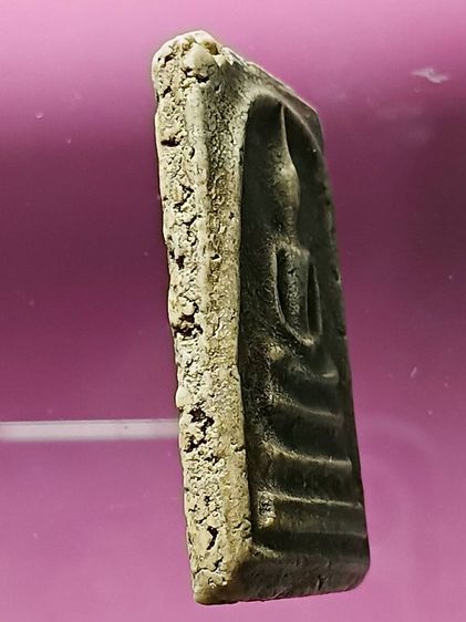 พระสมเด็จวัดระฆัง สร้างฝากกรุวัดบางขุนพรหม สภาพสวยสมบูรณ์ องค์นี้ชาวบ้านในสมัยก่อนใช้เชือกเอ็นผูกกับดินเหนียวตกขึ้นมาได้ เป็นพระกรุเก่า  รูปที่ 6