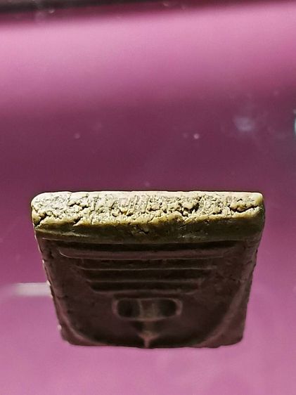 พระสมเด็จวัดระฆัง สร้างฝากกรุวัดบางขุนพรหม สภาพสวยสมบูรณ์ องค์นี้ชาวบ้านในสมัยก่อนใช้เชือกเอ็นผูกกับดินเหนียวตกขึ้นมาได้ เป็นพระกรุเก่า  รูปที่ 7