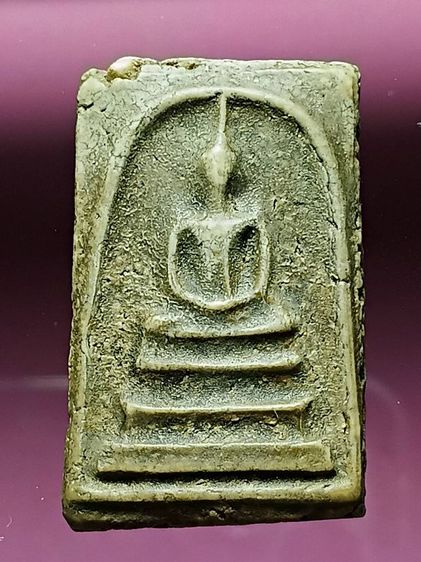 พระสมเด็จวัดระฆัง สร้างฝากกรุวัดบางขุนพรหม สภาพสวยสมบูรณ์ องค์นี้ชาวบ้านในสมัยก่อนใช้เชือกเอ็นผูกกับดินเหนียวตกขึ้นมาได้ เป็นพระกรุเก่า  รูปที่ 3