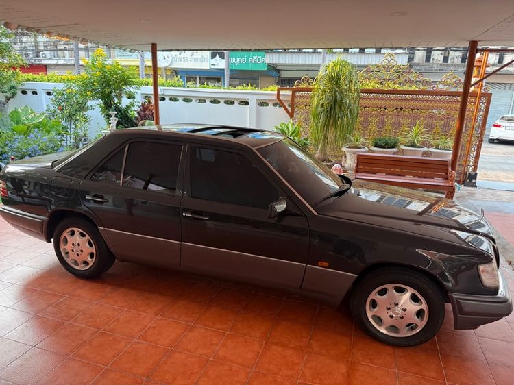 Mercedes-Benz E-Class 1994 E220 Sedan เบนซิน LPG เกียร์อัตโนมัติ ดำ รูปที่ 2