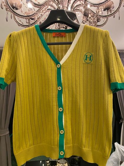 แอร์เมส เสื้อแขนสั้น สภาพใหม่เอี่ยม เนื้อผ้านุ่มใส่สบาย