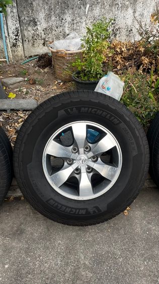 แยกซื้อได้   ล้อเดิมFortuner 16 น๊อตล้อครบ ยาง Michelin Suv plus 265-70r16 ปลายปี 2023 รูปที่ 3