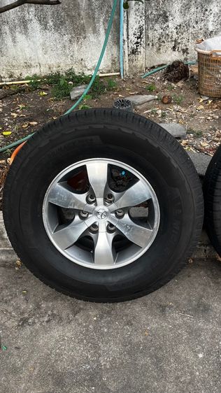 แยกซื้อได้   ล้อเดิมFortuner 16 น๊อตล้อครบ ยาง Michelin Suv plus 265-70r16 ปลายปี 2023 รูปที่ 2