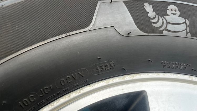 แยกซื้อได้   ล้อเดิมFortuner 16 น๊อตล้อครบ ยาง Michelin Suv plus 265-70r16 ปลายปี 2023 รูปที่ 8