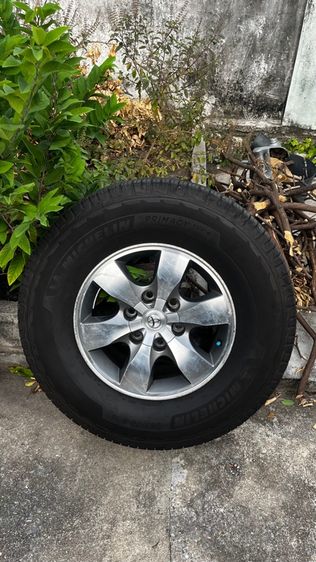 แยกซื้อได้   ล้อเดิมFortuner 16 น๊อตล้อครบ ยาง Michelin Suv plus 265-70r16 ปลายปี 2023 รูปที่ 5