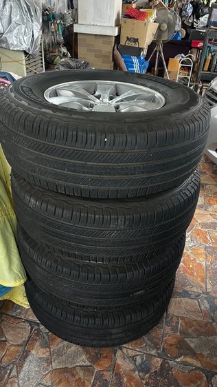 แยกซื้อได้   ล้อเดิมFortuner 16 น๊อตล้อครบ ยาง Michelin Suv plus 265-70r16 ปลายปี 2023 รูปที่ 12