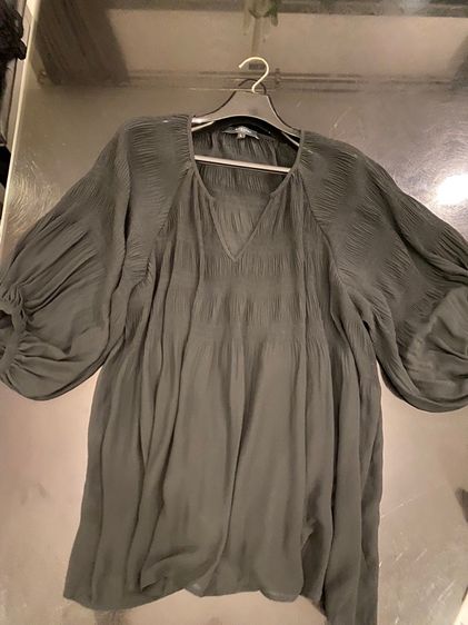 จีวองชี่ เสื้อ เนื้อผ้าไหมชีฟอง สภาพใหม่เอี่ยม รูปที่ 3