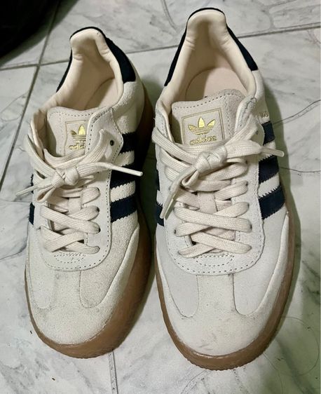 รองเท้าผ้าใบอะดิดาส รูปที่ 4