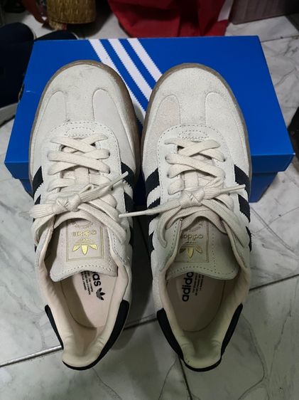 รองเท้าผ้าใบอะดิดาส