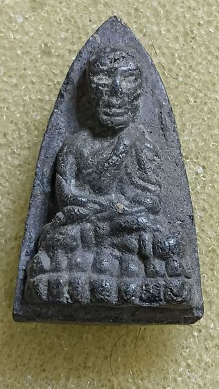 หลวงปู่ทวดเนื้อว่าน ด้านหลังฝังสมเด็จโต รุ่นสยามนิมิตร ปี 2401 กรุวัดพระแก้ววังหน้า